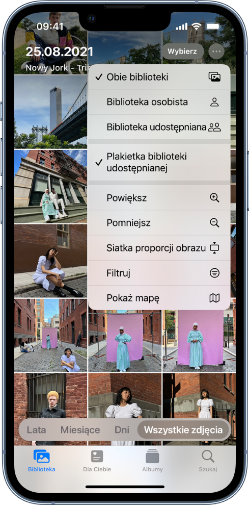 Biblioteka zdjęć w aplikacji Zdjęcia. W prawym górnym rogu wybrany jest przycisk Więcej; w menu zaznaczone są opcje Obie biblioteki oraz Plakietka biblioteki udostępnianej.
