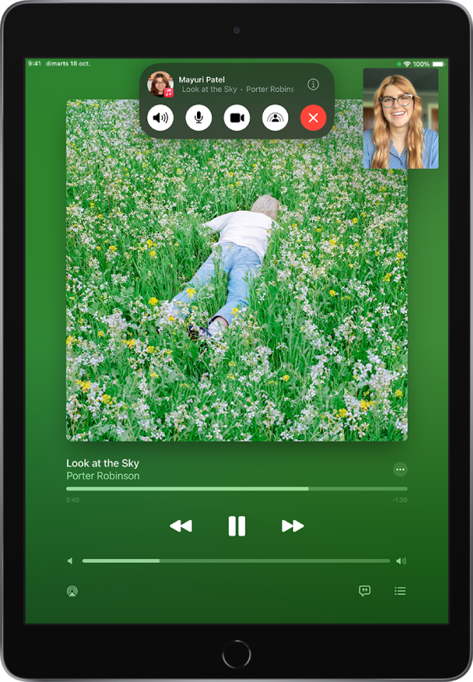 Una trucada del FaceTime en què es mostra contingut d’àudio de l’Apple Music que s’està compartint a la trucada. La portada de l’àlbum es mostra a la meitat superior de la pantalla, i el títol i els controls d’àudio es troben just a sota. A dalt hi ha els controls del FaceTime, inclosos els botons “Àudio”, “Micròfon”, “Càmera”, “SharePlay” i “Penjar”. A dalt dels controls hi ha l’ID d’Apple del grup o de la persona amb qui estàs parlant i el botó d’informació.