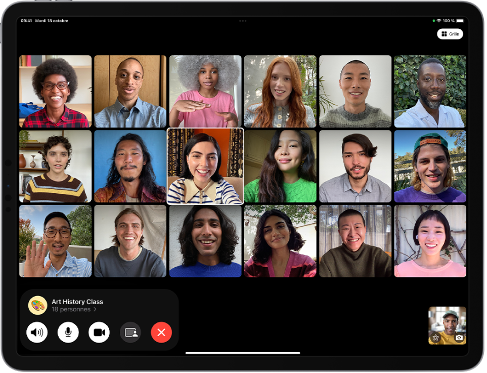 Un appel FaceTime en groupe affichant les participants dans une grille, avec l’image de la personne qui parle mise en avant. En bas se trouvent les commandes FaceTime, notamment les boutons Audio, Micro, Caméra, SharePlay et Raccrocher. Au-dessus des commandes se trouvent l’identifiant Apple du groupe ou de l’interlocuteur, ainsi que le bouton Infos.