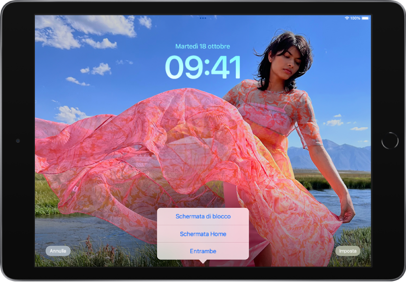 La schermata di blocco di iPad con la foto di un utente che riempie lo schermo. Nella parte inferiore dello schermo sono presenti i controlli per impostare la foto della schermata di blocco, da sinistra a destra: il pulsante Annulla, il menu per impostare come schermata di blocco, come schermata Home o come entrambe e il pulsante Imposta.