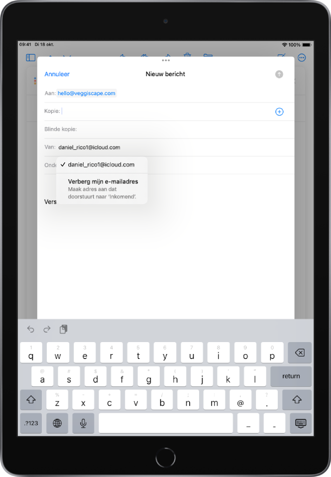 Een concept-e‑mail die wordt opgesteld. Het veld 'Van' is geselecteerd, met daaronder twee opties: een persoonlijk e‑mailadres en 'Verberg mijn e‑mailadres'.