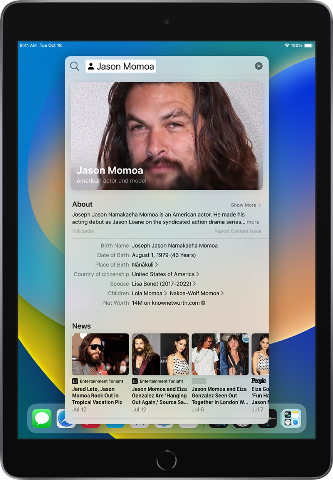 Zaklenjeni zaslon iPada, ki prikazuje iskanje. Na vrhu je iskalno polje s ciljnim besedilom »Jason Momoa«, spodaj pa so rezultati iskanja, najdeni za ciljno besedilo.