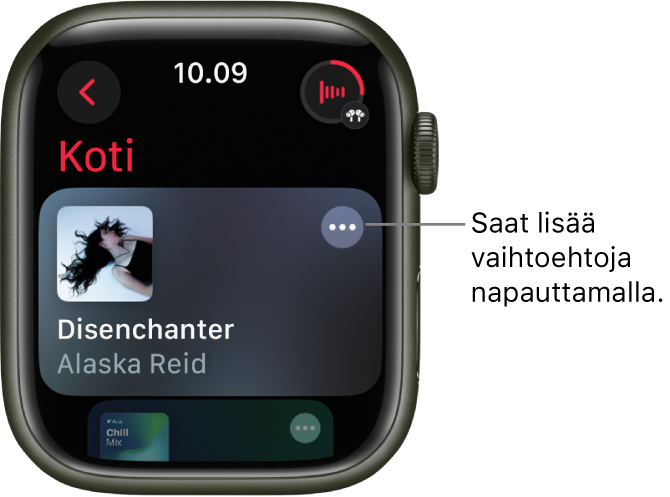 Musiikki-apissa näkyy Koti‑valikko, jolla näkyy yksi albumi. Lisävalinnat-painike on oikealla. Toistossa nyt ‑painike on yläoikealla. Takaisin-painike on ylävasemmalla.