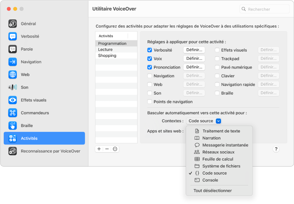 La fenêtre Voix de la catégorie Parole dans l’utilitaire VoiceOver est affichée. Une activité est en cours de création. Elle utilise un groupe de réglages VoiceOver dans le contexte de rédaction de code de programmation.