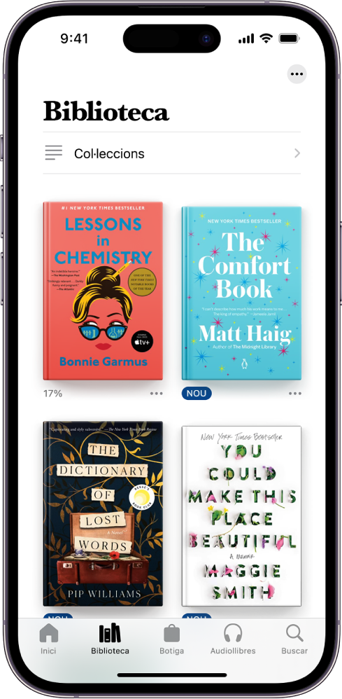 La pantalla Biblioteca de l’app Llibres. A la part superior de la pantalla es veu el botó “Col·leccions”. Al centre de la pantalla hi ha les portades dels llibres. A la part inferior de la pantalla hi ha, d’esquerra a dreta, les pestanyes “Inici”, “Biblioteca”, “Botiga”, “Audiollibres” i “Buscar”. La pestanya “Biblioteca” està seleccionada.