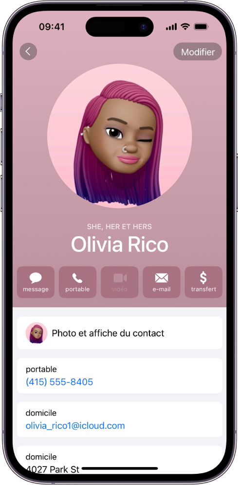 Un contact du nom d’Olivia Rico avec le pronom Elle sous la photo de contact. Sous son nom se trouvent les boutons pour lui envoyer un message, l’appeler, lui envoyer un e-mail et utiliser Apple Pay. En bas de l’écran sont affichés le numéro de téléphone mobile et l’adresse e-mail du contact.