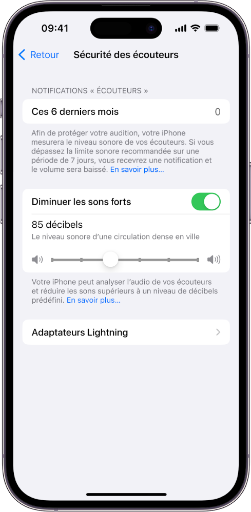 L’écran « Sécurité des écouteurs » affichant le nombre de notifications « écouteurs » envoyées lors des six derniers mois, l’option « Diminuer les sons forts », un curseur pour modifier le niveau de décibels maximum et la limite de décibels sélectionnée, à savoir 85 décibels.
