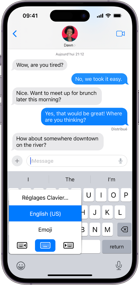 Le menu « Réglages Clavier » est ouvert et affiche trois options : Anglais (É.-U.), Emoji et Retour clavier. En bas du menu, de gauche à droite, se trouvent les boutons de disposition pour gauchers, disposition par défaut et disposition pour droitiers. Le bouton de disposition par défaut est sélectionné.