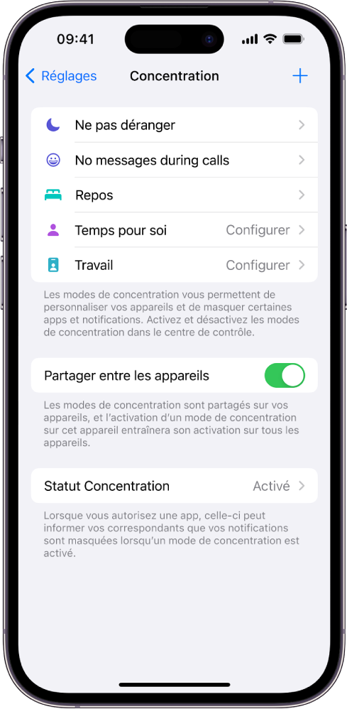 Un écran affichant cinq modes de concentration fournis : Ne pas déranger, Aucun message pendant les appels, Repos, Temps pour soi et Travail. L’option « Partager entre les appareils » est activée, ce qui permet d’utiliser les mêmes réglages de concentration sur tous vos appareils Apple.