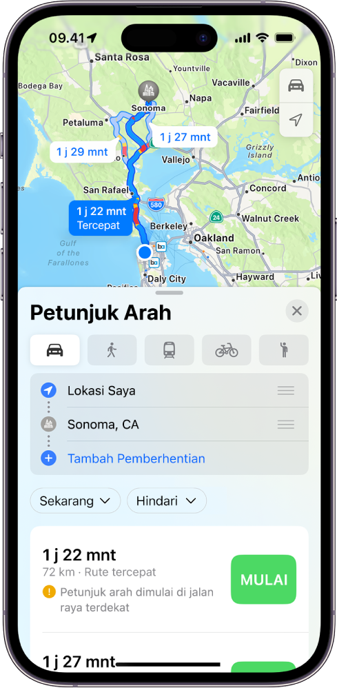 Peta menampilkan beberapa rute berkendara di antara dua lokasi, dengan rute tercepat dipilih. Kartu rute menyediakan detail seperti perkiraan waktu perjalanan, jarak, dan deskripsi singkat. Tombol Mulai muncul di sebelah kanan setiap detail rute.