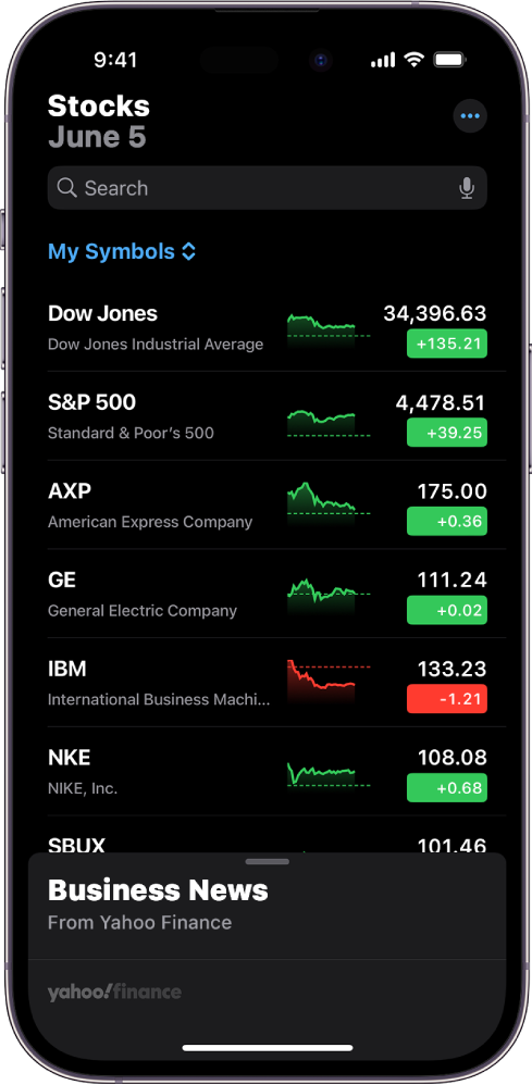 Programos „Stocks“ stebimų akcijų sąrašas, kuriame yra įvairios akcijos. Kiekviena akcija sąraše (iš kairės į dešinę) rodo akcijų simbolį ir pavadinimą, našumo lentelę, akcijų kainą ir kainų pasikeitimą. Ekrano viršuje virš stebėjimo sąrašo „My Symbols“ yra paieškos laukas. Ekrano apačioje rodoma „Business News“. Braukite aukštyn ties „Business News“, kad galėtumėte peržiūrėti parduotuves.
