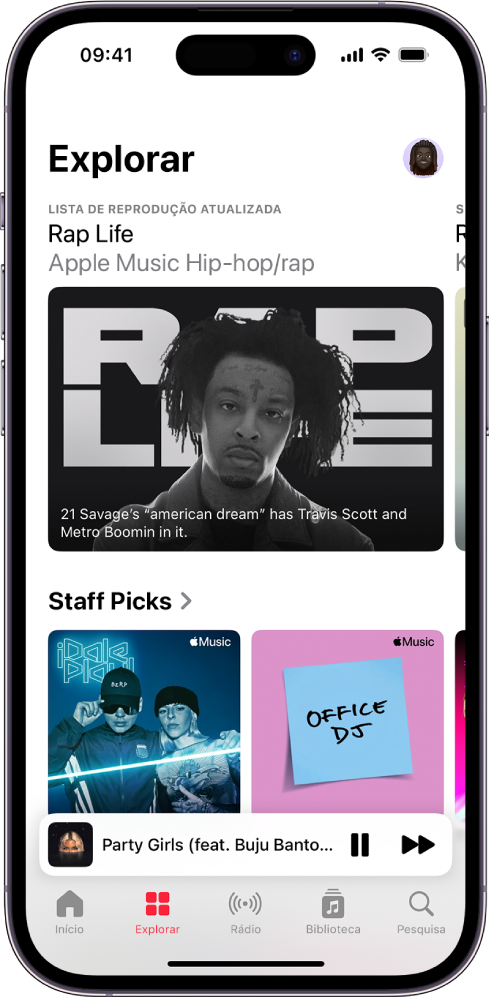 O ecrã Explorar com uma lista de reprodução em destaque na parte superior. Passe o dedo para a esquerda para ver as músicas e vídeos em destaque. Uma secção Staff Picks aparece por baixo, a mostrar duas listas de reprodução de Apple Music. Passe o dedo para cima no ecrã para explorar a música nova e recomendada.