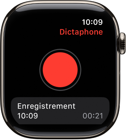 L’Apple Watch affichant l’écran Dictaphone. Un bouton Enregistrer rouge apparaît en haut de l’écran. Un mémo enregistré figure en dessous. Il indique l’heure de son enregistrement et sa durée.