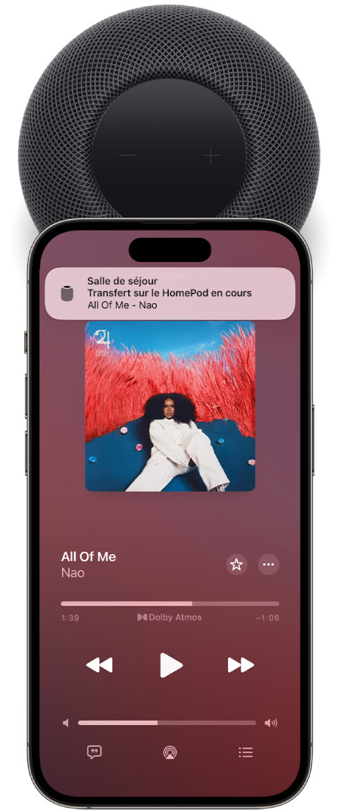 Un iPhone près du sommet du HomePod. L’écran de l’iPhone affiche un morceau en cours de lecture. Ce morceau a été transféré vers le HomePod.