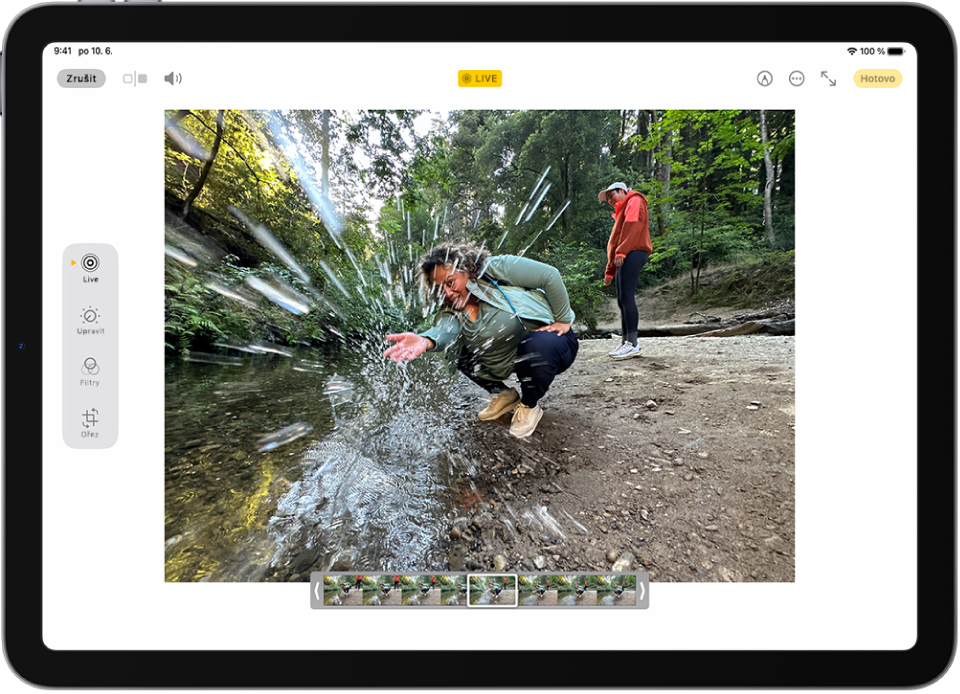 Záznam Live Photo uprostřed obrazovky úprav v aplikaci Fotky. Pod videem se zobrazuje prohlížeč snímků videa se žlutým rámečkem vyznačujícím snímky, které budou zahrnuty do upraveného záznamu Live Photo. Je vybraný jeden snímek, který bude použit jako titulní. Na levé straně obrazovky se nacházejí nástroje pro úpravy – shora dolů Live Photo, Upravit, Filtry a Ořez. Nástroj Live Photo je vybraný.