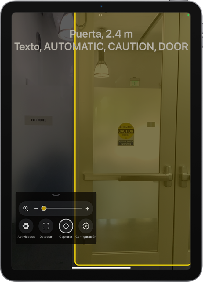 La app Lupa está abierta y se detecta una puerta. Una descripción muestra a qué distancia está la puerta y lo que dice el texto en la puerta.
