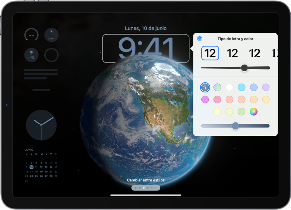 Pantalla bloqueada del iPad con una foto de la Tierra que ocupa toda la pantalla. A la izquierda están los widgets de Reloj, Calendario, Recordatorios, Clima y la batería del Apple Pencil.