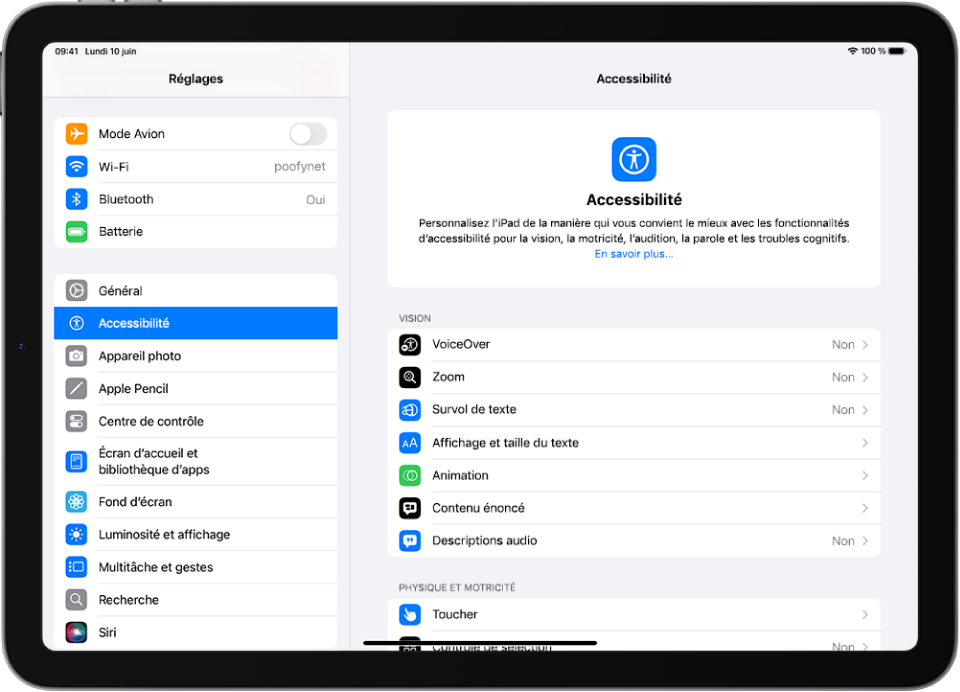 Un écran de Réglages affichant des options d’accessibilité comme VoiceOver, « Descriptions audio » et « Contrôle de sélection ».