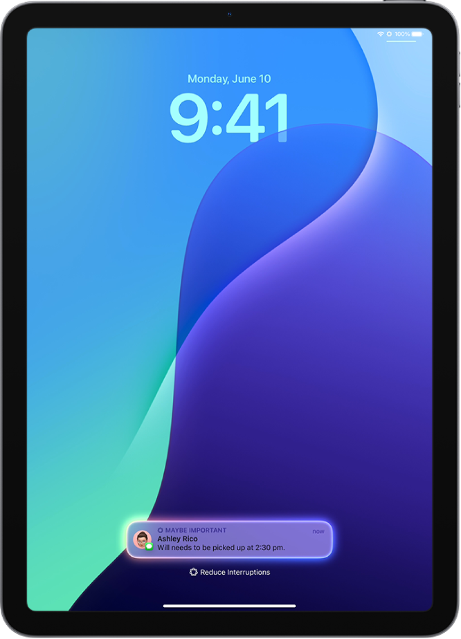 iPad affichant une notification urgente sur l’écran verrouillé avec le mode de concentration « Réduire les interruptions » activé.