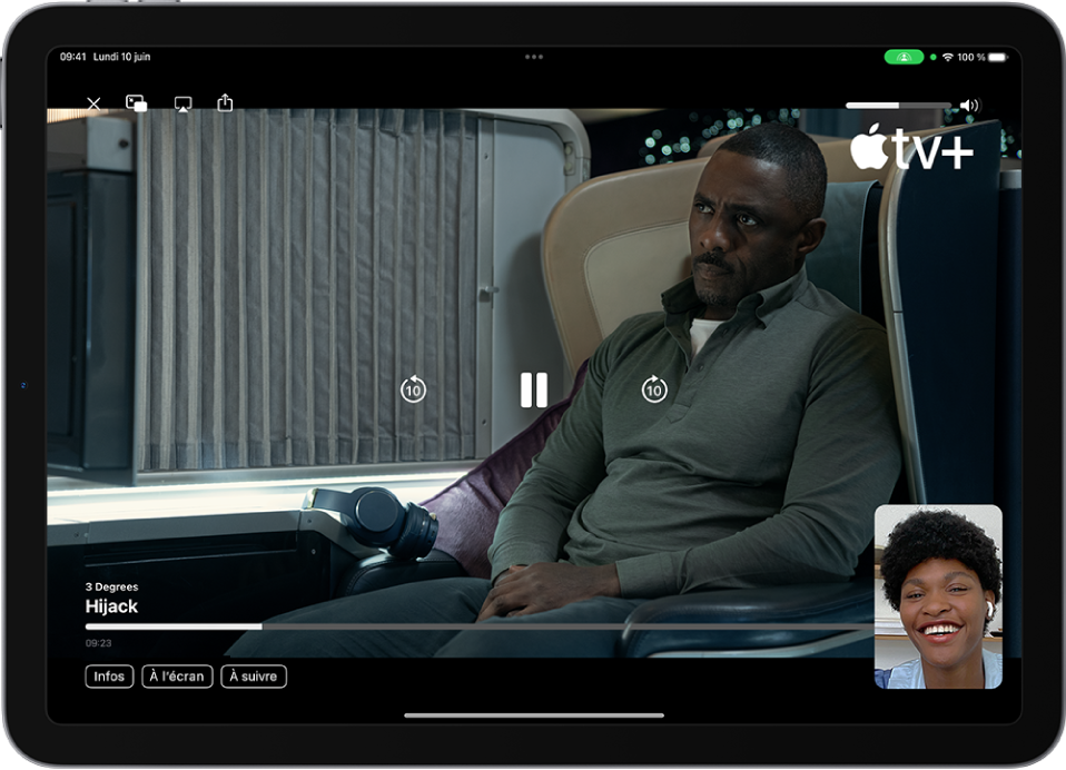 Un appel FaceTime affichant une session SharePlay avec un contenu vidéo Apple TV+ en cours de partage lors de l’appel. La personne à l’origine du partage de contenu apparaît dans une petite fenêtre. La vidéo occupe tout le reste de l’écran et les commandes de lecture se trouvent au-dessus de la vidéo.
