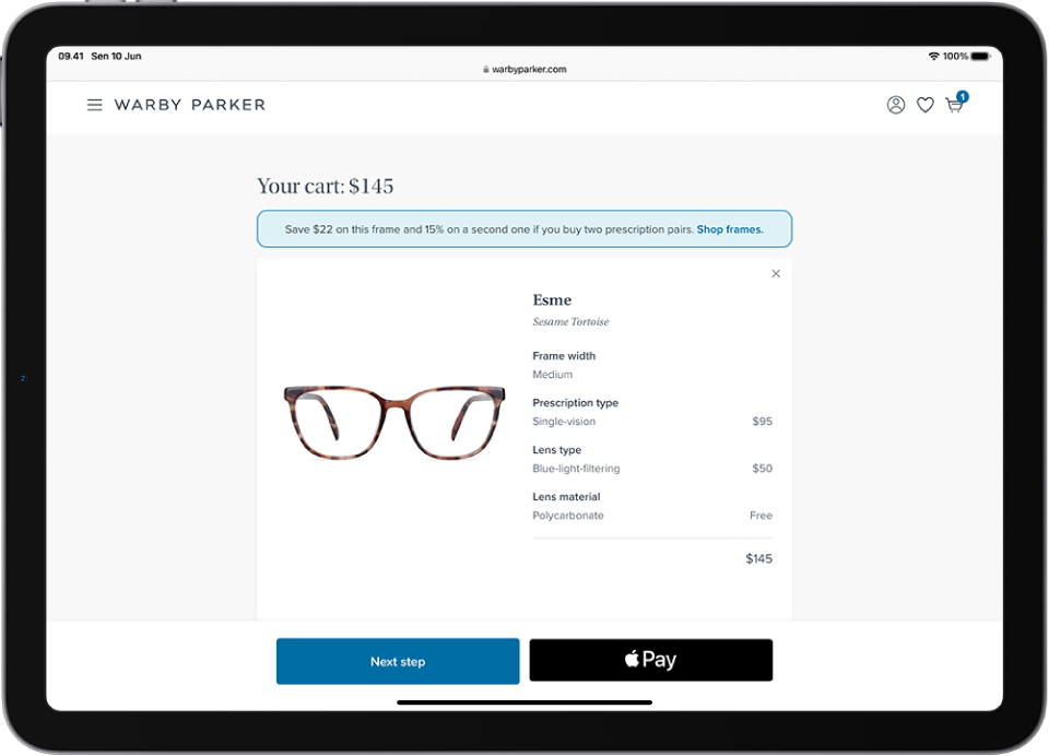 Halaman web di Safari menampilkan keranjang belanja dengan harga item yang dipilih. Tombol Apple Pay ada di kanan bawah.