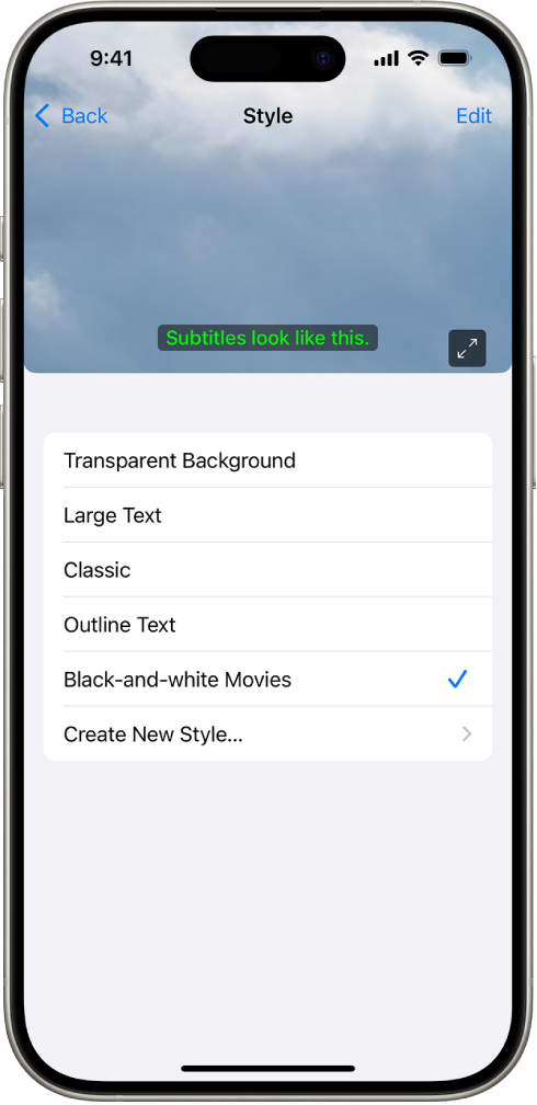 একটি iPhone-এ কাস্টম স্টাইলসহ সাবটাইটেলের উদাহরণ দেখাচ্ছে।
