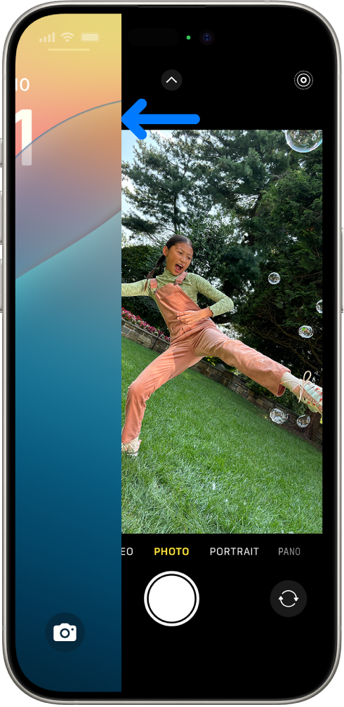 iPhone-এর স্ক্রিনে স্ক্রিনের বামদিকে লক স্ক্রিন স্লাইড করা হচ্ছে এবং ক্যামেরা স্ক্রিনের ডানদিকে খুলছে।