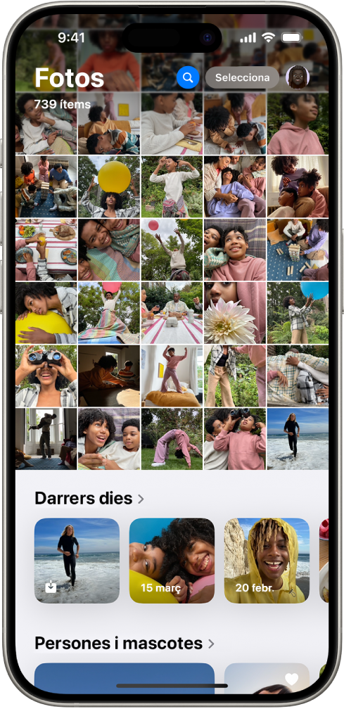 S’obre l’app Fotos. A les dues terceres parts superiors de la pantalla hi ha la fototeca amb vista de graella. A sota hi ha la col·lecció de fotos “Darrers dies”, i a sota, la col·lecció “Persones i mascotes”.