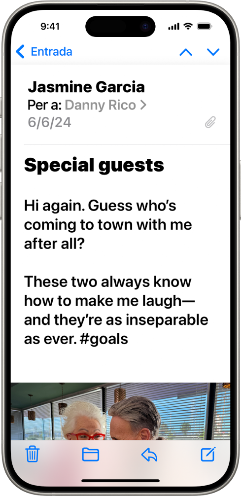 Un iPhone amb l’app Mail oberta. Es veu un correu amb el text gran i en negreta.