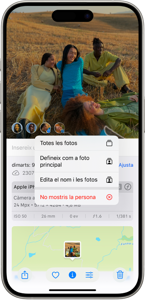 A la meitat superior de la pantalla de l’iPhone es mostra una foto oberta a l’app Fotos. A l’angle inferior esquerre de la foto hi ha signes d’interrogació al costat de les persones i mascotes que apareixen a la foto. Se selecciona un interrogant i un menú d’opcions que inclou, de dalt a baix, les opcions “Posa un nom a la persona”, “Totes les fotos”, “Defineix com a foto principal”, “Edita el nom i les fotos” i “Mostra menys la persona”.