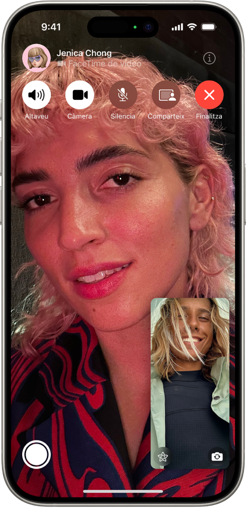 Pantalla del FaceTime amb una trucada en curs. La imatge de la persona que truca apareix en un rectangle petit a l’angle inferior dret i la imatge de l’altra persona ocupa la resta de la pantalla. Al llarg de la vora inferior de la pantalla hi ha els botons “Live Photo”, “Efectes” i “Canvia a la càmera posterior”. Els controls del FaceTime es mostren a la part superior de la pantalla, inclosos “Altaveu”, “Càmera”, “Silencia”, “Comparteix el contingut” i “Finalitza”. A la part superior dels controls hi ha el nom o el compte d’Apple de la persona amb qui parles.