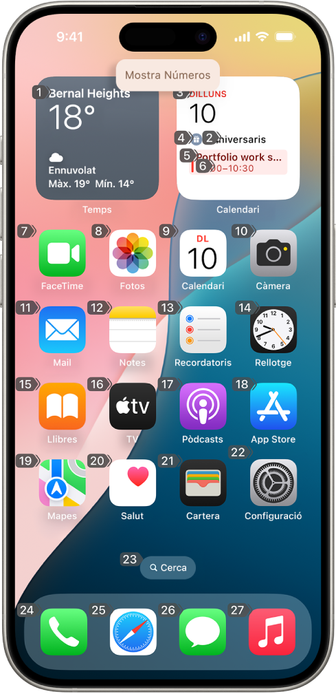 Un iPhone en què es veu un número al costat dels diferents ítems de la pantalla d’inici. A la part superior de la pantalla es mostra l’ordre del control per veu “Mostra els números”.