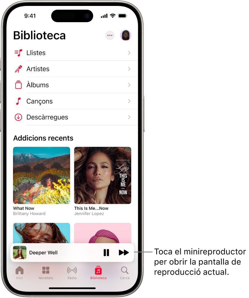 La pantalla de la biblioteca, on es mostra el minireproductor a prop de la part inferior. El minireproductor mostra el títol de la cançó que s’està reproduint. Els botons “Posa en pausa” i “Pista següent” són a la dreta del títol de la cançó. Toca el minireproductor per obrir la pantalla “Ara sona”.