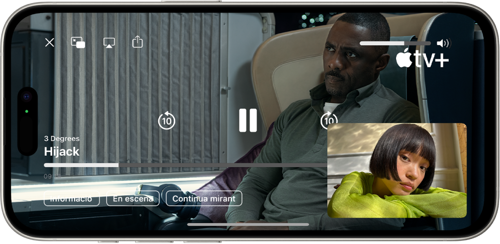 Una trucada del FaceTime amb una sessió del SharePlay que mostra contingut en vídeo de l’Apple TV+ que s’està compartint a la trucada. La persona que comparteix el contingut apareix a la finestra petita, el vídeo omple la resta de la pantalla i els controls de reproducció són a sobre del vídeo.