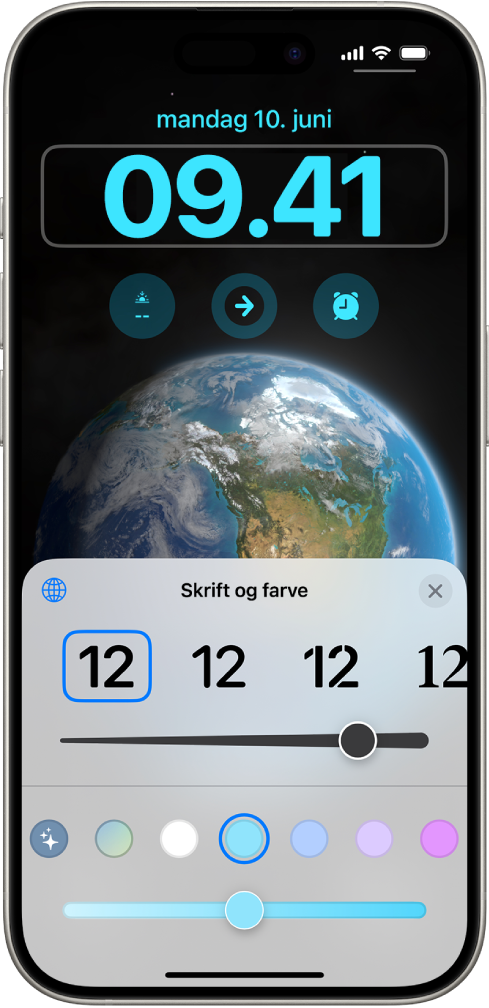Låseskærmen på iPhone, der viser betjeningsmuligheder til at skifte skrift og farve til klokkeslættet.