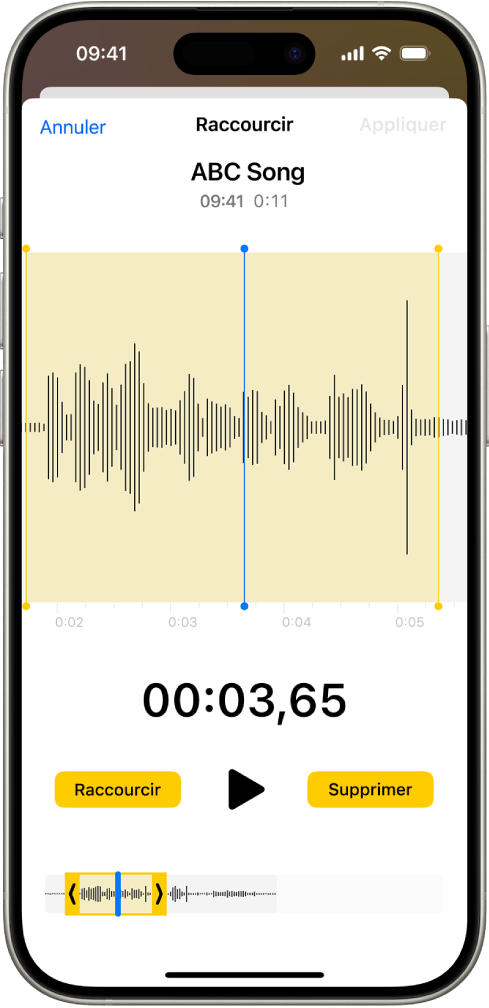 Un enregistrement en cours de modification, avec les poignées d’élagage jaunes entourant une partie de la forme d’onde audio en bas de l’écran. Un bouton Lecture et un minuteur d’enregistrement s’affichent sous la forme d’onde. Les poignées d’élagage se trouvent sous le bouton Lecture. De part et d’autre du bouton Lecture se trouvent deux boutons : le bouton Raccourcir, qui permet de supprimer la partie de l’enregistrement située à l’extérieur des poignées, et le bouton Supprimer, qui permet de supprimer la partie de l’enregistrement située entre les poignées.