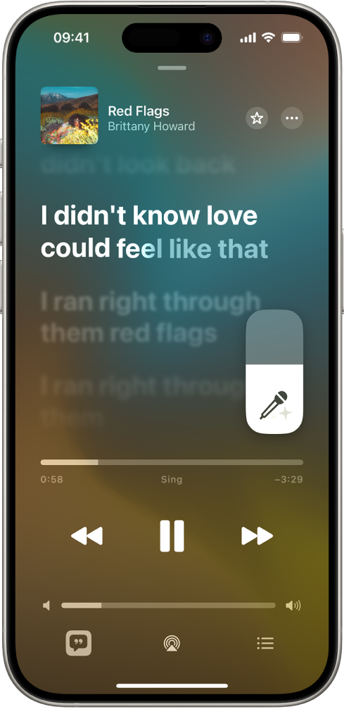 L’écran « À l’écoute » affichant le curseur « Apple Music Sing » à droite des paroles. Les paroles actuellement diffusées sont mises en surbrillance.