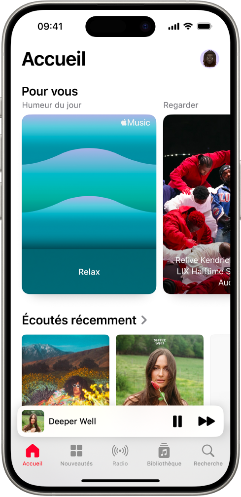 L’écran Accueil de l’app Musique affichant la section « Coups de cœur » en haut. Vous pouvez balayer vers la gauche ou la droite pour afficher d’autres morceaux choisis rien que pour vous. La section Écoutés récemment apparaît en dessous.