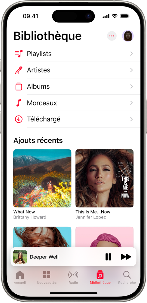 L’écran Bibliothèque avec une liste de catégories contenant Playlists, Artistes, Albums, Morceaux et Téléchargements. Le titre Ajouts récents apparaît sous la liste. Le mini-lecteur affiche le titre du morceau en cours d’écoute et les boutons Pause et Suivant qui sont affichés vers le bas de l’écran.