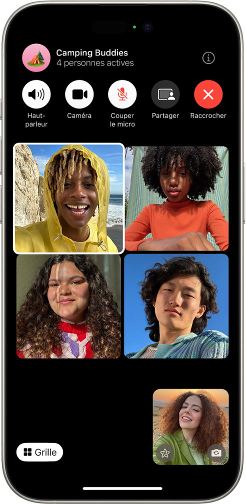 Un appel FaceTime en groupe avec cinq participants ; chaque participant apparaît dans une vignette distincte.