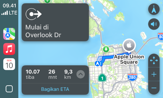 CarPlay menampilkan Peta, Musik, dan Kalender di Bar Samping. Di sebelah kanan terdapat rute navigasi dari Apple Park ke Apple Union Station.