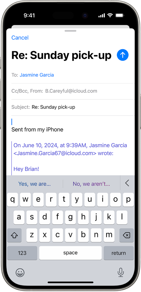 Su iPhone, l’utente sta rispondendo a una email. Le risposte suggerite vengono visualizzate sopra alla tastiera.