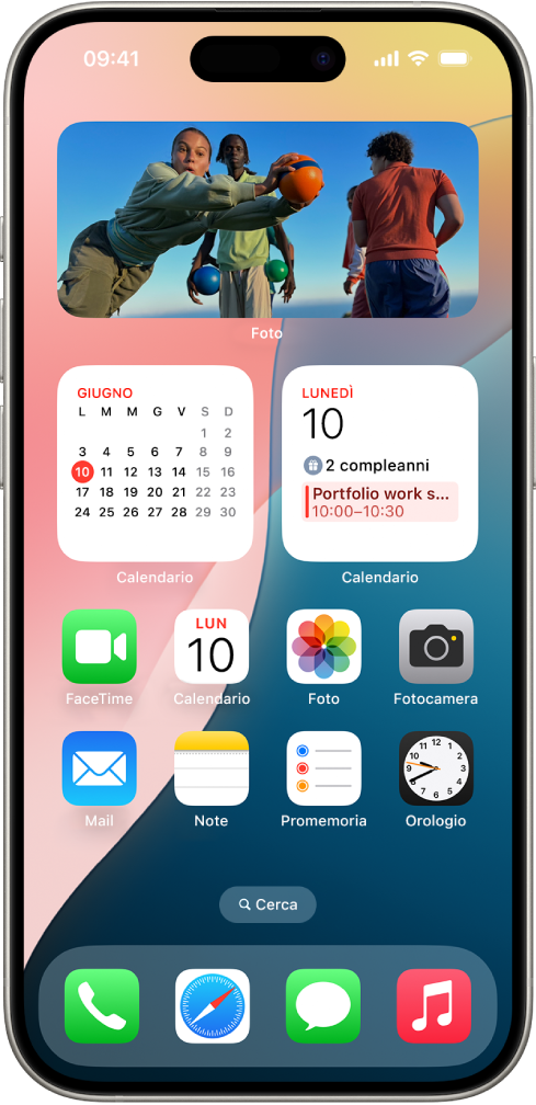 Widget di Meteo, Promemoria e Casa sulla schermata Home di iPhone. I widget di Promemoria e di Casa mostrano funzionalità interattive.