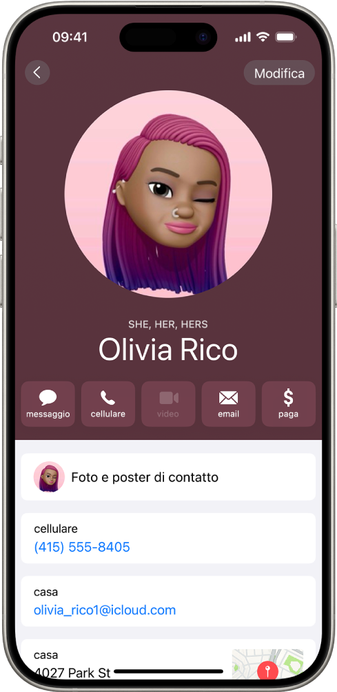 Un contatto chiamato Olivia Rico, con il pronome femminile visualizzato sotto la foto di contatto. Sotto il nome sono presenti i pulsanti per inviare un messaggio, effettuare una chiamata, inviare un’email e utilizzare Apple Pay. Nella parte inferiore dello schermo, sono visualizzati il numero di telefono cellulare e l’indirizzo email del contatto.