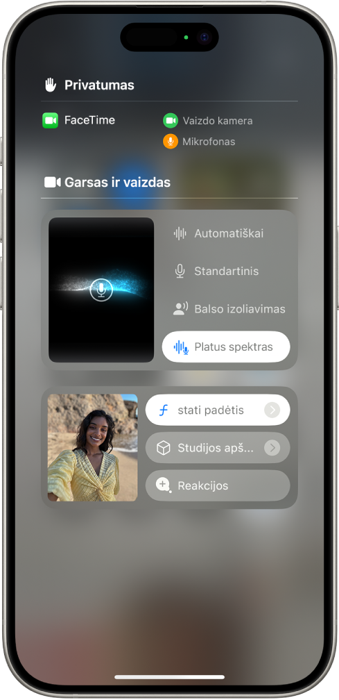 „Valdymo centras“ vaizdo efektų nustatymai „FaceTime“ skambučio metu. Įjungiamas „Stačias“ režimas ir skambinančiojo atvaizdas rodomas padidintoje plytelėje su „Stačias“ efektu – neryškiu fonu ir ryškiu objektu.