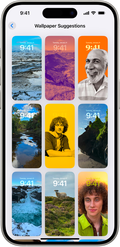 Wallpaper Suggestions ir atvērti lietotnē Photos. Ieteikumu sarakstā tiek parādītas automātiski ģenerētas fotoattēlu, filtru efektu un pulksteņa ciparnīcas fontu kombinācijas.
