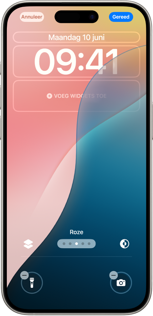 Het scherm voor het aanpassen van het toegangsscherm van de iPhone. De onderdelen die je kunt wijzigen zijn geselecteerd (datum, tijd en het veld 'Voeg widgets toe'), samen met de knoppen onder in het scherm. De knoppen onderaan hebben linksboven een verwijderknop waarmee je de regelaar kunt verwijderen voordat je vanuit het bedieningspaneel een nieuwe regelaar toevoegt.