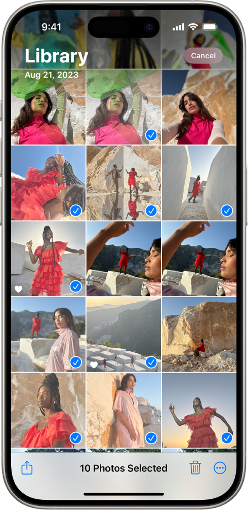 iPhone ସ୍କ୍ରୀନ୍ରେ ଫଟୋଗୁଡ଼ିକର ଏକ ଗ୍ରିଡ୍ ଭରି ରହିଛି, ଯେଉଁଥିରୁ କେତେକ ଚୟନ କରାଯାଇଛି। ସ୍କ୍ରୀନ୍ର ତଳେ ଶେୟର୍, ଡିଲିଟ୍ ଏବଂ ଆହୁରି ଅଧିକ ବଟନ୍ ଅଛି।