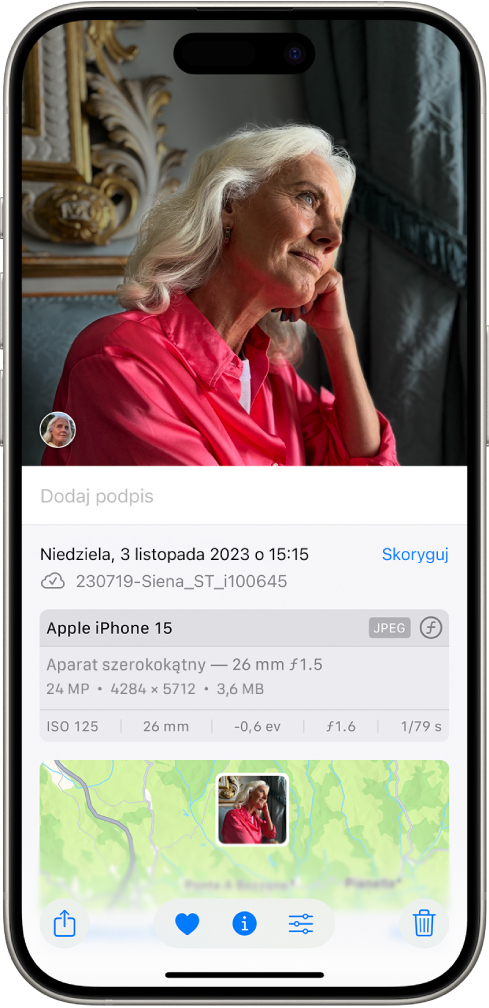 Zdjęcie w aplikacji Zdjęcia. Dolna połowa ekranu zawiera informacje dotyczące zdjęcia, w tym, od góry: datę i czas, nazwę pliku, model iPhone’a, ustawienia aparatu oraz mapę miejsca, w którym zdjęcie zostało zrobione.