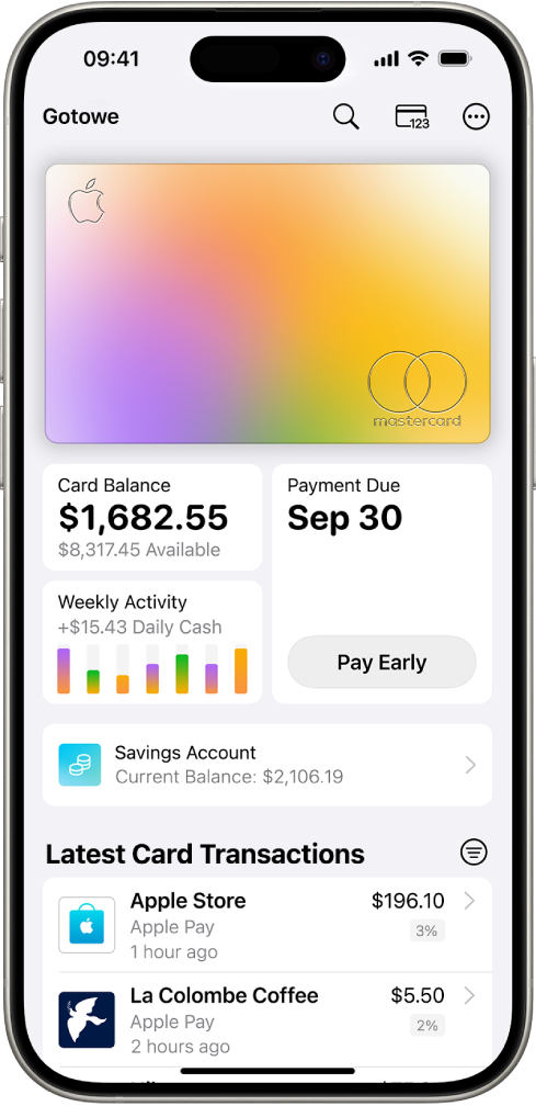 Karta Apple Card w Portfelu z widocznym przyciskiem Więcej w prawym górnym rogu. Poniżej obrazka karty widoczne jest saldo, aktywność w ostatnim tygodniu oraz przycisk płatności. Na dole ekranu znajduje się bieżące saldo konta oszczędnościowego oraz lista ostatnich transakcji wykonanych przy użyciu karty.